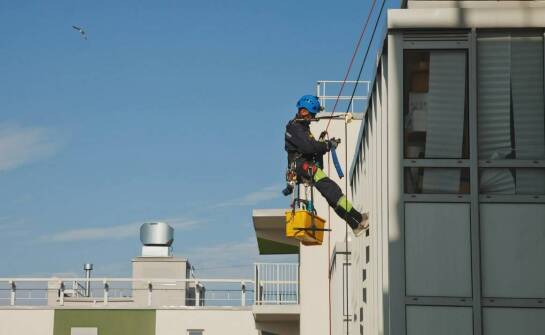 Dlaczego warto inwestować w nowoczesne rozwiązania przy montażu reklam?