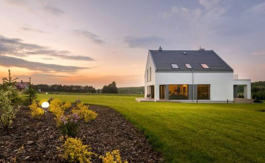 Korzyści z montażu kotłów na biomasę w nowoczesnym budownictwie