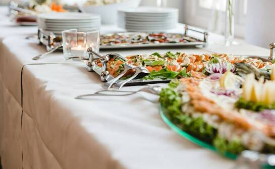 Jak wybrać odpowiedni catering na różne rodzaje imprez?