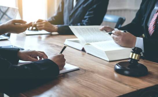 Jak skutecznie negocjować warunki spłaty długu z komornikiem?