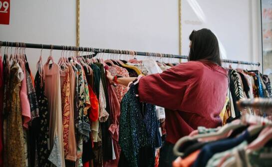 Jakie są aktualne trendy w modzie na odzież używaną cream?