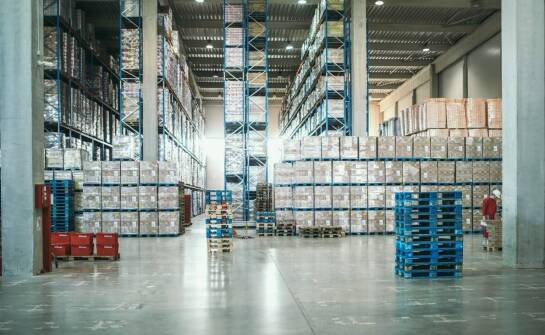 Efektywne metody składowania akcesoriów dla zwierząt w magazynach logistycznych