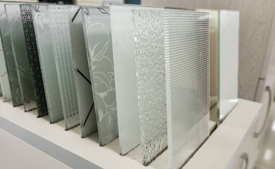 Precyzyjne wycinanie w plexi jako element współczesnego designu sklepów