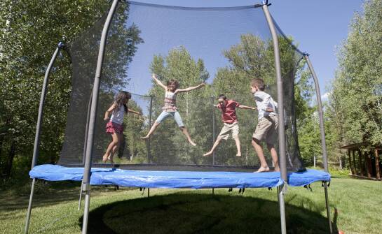 Trampoliny z siatką ochronną – dlaczego warto je wybrać?