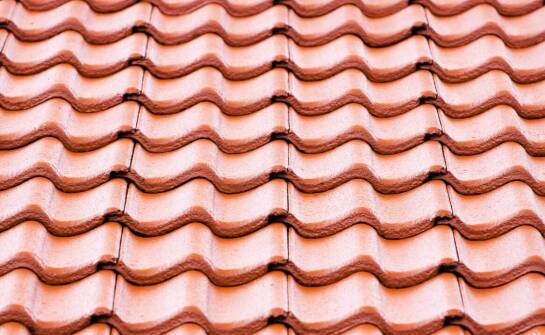 Wpływ konstrukcji nośnej na wycenę dachu z dachówki ceramicznej