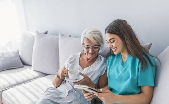 Znaczenie wykwalifikowanego personelu w zapewnieniu bezpieczeństwa seniorom