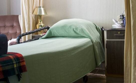 Jak przystosowane są pokoje w domu opieki dla osób starszych?