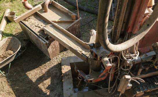 Jakie aspekty formalne należy uwzględnić przy budowie studni głębinowej?