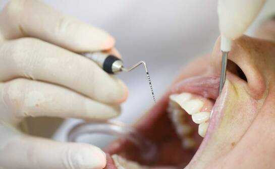 Jak klinika stomatologiczna diagnozuje i leczy choroby dziąseł?