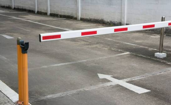 Jakie cechy powinny wyróżniać szlabany parkingowe w centrach handlowych?