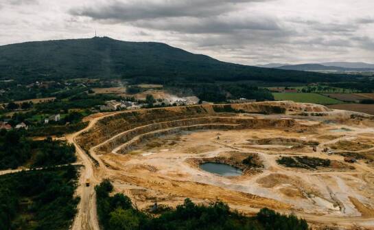 Jak oszacowanie głębokości warstw wodonośnych wpływa na koszty budowy?