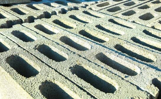 Prefabrykowane pale żelbetowe: efektywne wzmacnianie skarp w trudnym terenie