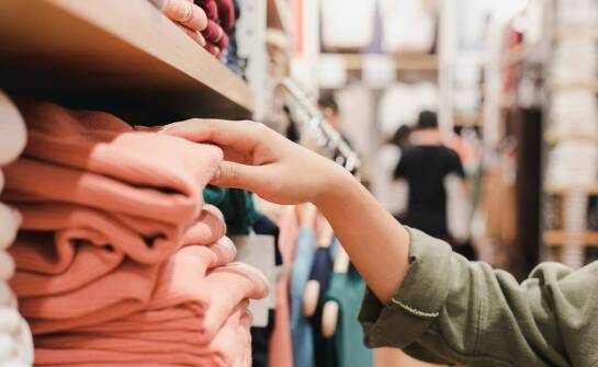 Jakie korzyści niesie ze sobą zakup odzieży outlet sportowej?