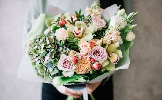 Kwiaty przez internet na rocznicę – jak wybrać idealny bukiet?