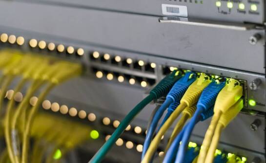 Rola światłowodu w zapewnieniu szybkiego internetu dla placówek edukacyjnych