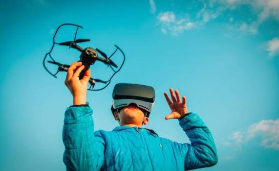 Wirtualna podróż po wszechświecie: jak zorganizować warsztaty z użyciem gogli VR?