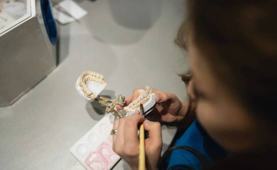 Jakie umiejętności praktyczne zdobywa się na kursach stomatologicznych w szkołach policealnych?