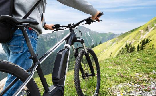 Rower elektryczny na górskich szlakach: zalety oferty wypożyczalni