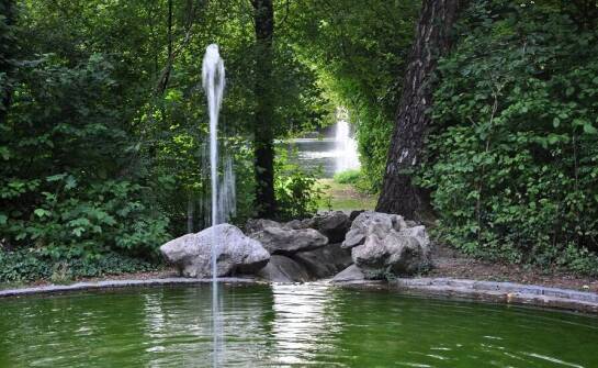 Interaktywne fontanny do stawów – nowoczesne podejście do architektury ogrodowej