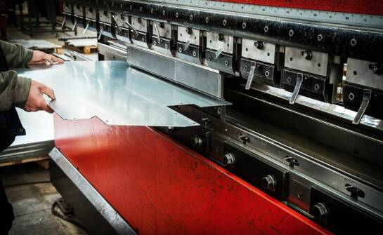 Optymalizacja procesów produkcyjnych dzięki innowacyjnym technikom obróbki blach