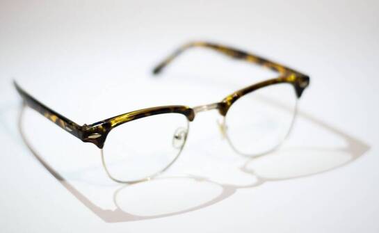 Jakie są różnice między standardowymi a premium okularami progresywnymi?