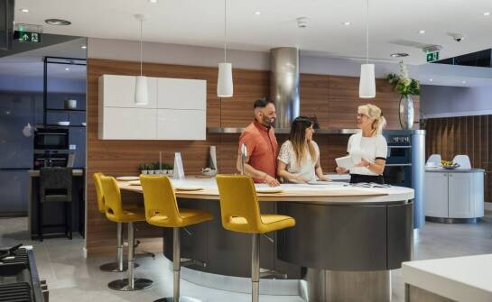 Was sind die Schlüsselaspekte der Haltbarkeit in der Produktion von Hotelmöbeln?
