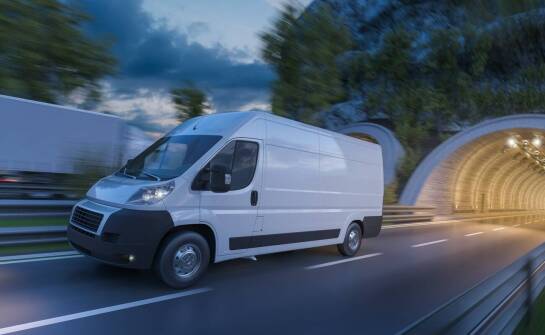 Jakie usługi dodatkowe oferują kurierzy przy transporcie opon?