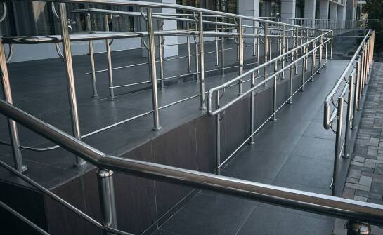 Balustrady nierdzewne a nowoczesna architektura miejska – trendy i kierunki rozwoju