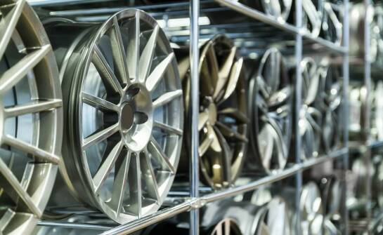 Czy warto inwestować w malowanie starszych modeli felg?