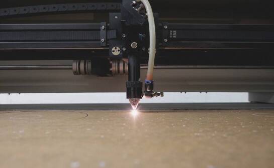 Jak cięcie laserowe przyczynia się do redukcji odpadów w produkcji okapów?
