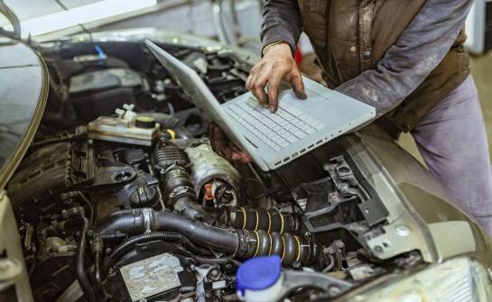 Czym zajmuje się mechanik podczas przeglądu technicznego auta?