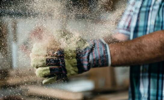 Dlaczego inwestycja w wysokiej jakości rękawice ochronne BHP się opłaca?