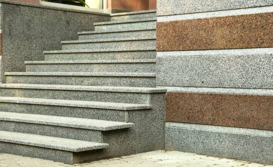 Jak parapety granitowe wpływają na estetykę wnętrza?