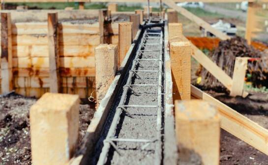 Wybór odpowiedniego betonu do fundamentów: Na co zwrócić uwagę?