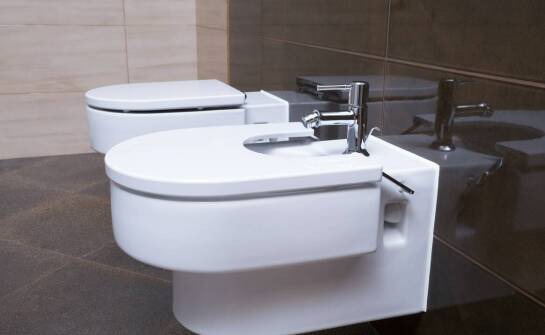 Dlaczego warto wybrać deskę WC z funkcją bidetu do małej łazienki?