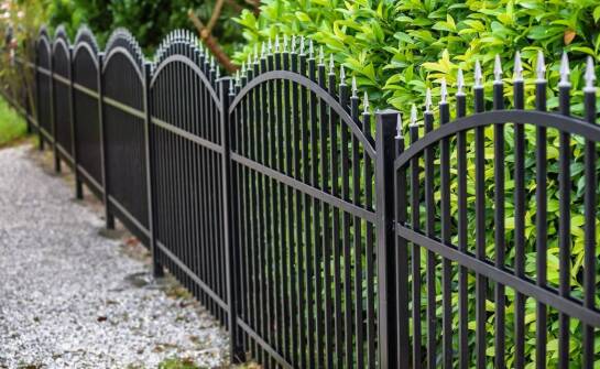 Wpływ jakości materiałów na trwałość ogrodzeń ze sztachet metalowych