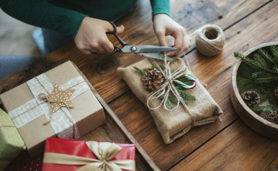 Wie bereitet man ein personalisiertes Weihnachtsgeschenk für einen Mitarbeiter vor?