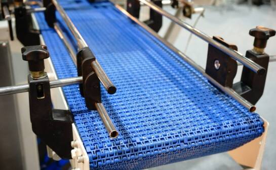 Was sind die wichtigsten Eigenschaften von abriebfesten Transportbändern?