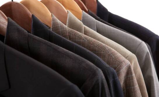 Różnorodność wzorów i kolorów garniturów w kratkę męskich – na co postawić?