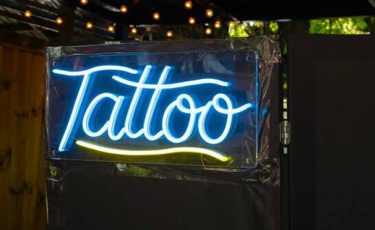 Jakie czcionki najlepiej sprawdzają się w neonach do domu?