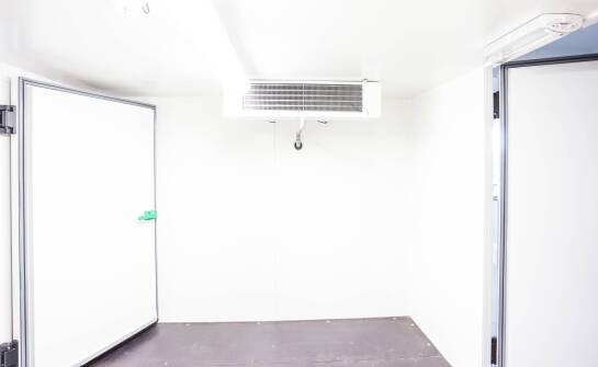 Jak nowoczesne technologie wspierają budowę chłodni mroźni w obiektach handlowych?