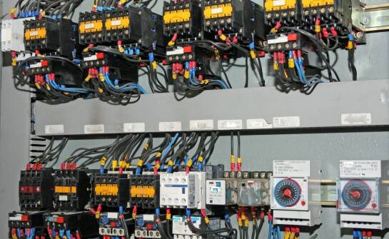 Przekaźnik czasowy jako kluczowy element w systemach zarządzania budynkami
