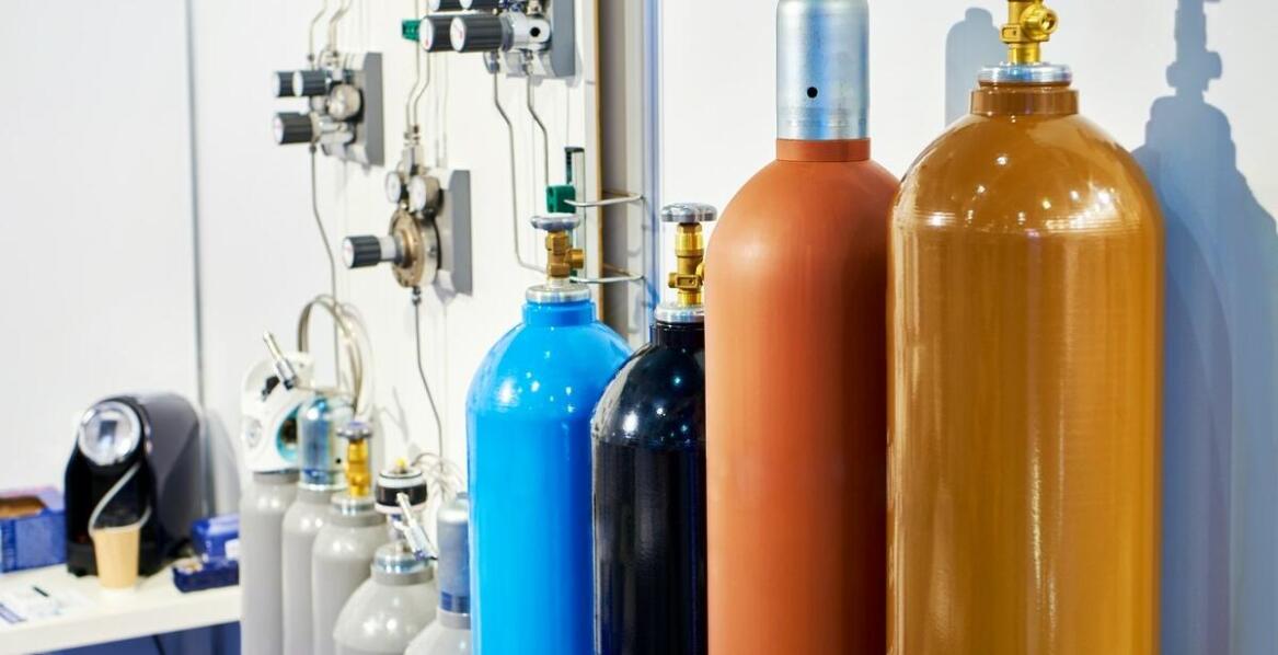 Napełnianie butli CO2 – co warto wiedzieć o ofercie dla przemysłu