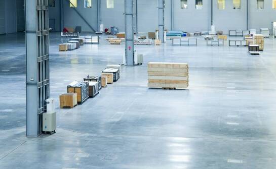 Sprzątanie hal produkcyjnych: jakie środki i techniki stosować dla najlepszych efektów?