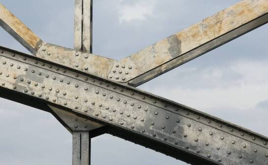 Jak technologie antykorozyjne wpływają na trwałość hal stalowych?