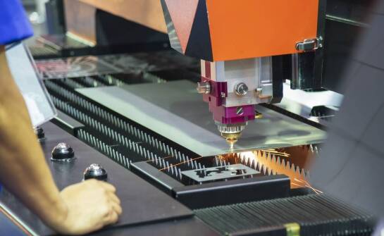 Wpływ technologii CNC na rozwój nowoczesnych wyrówniarek
