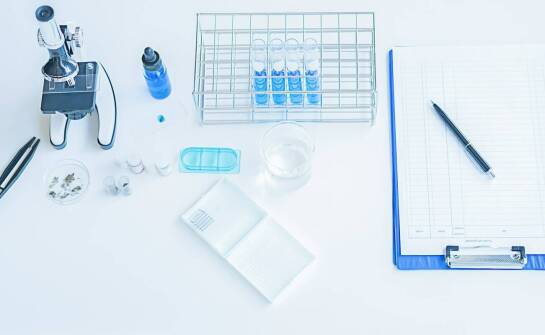 Specjalistyczne odczynniki chemiczne: jak hurtownia odpowiada na potrzeby rynku?