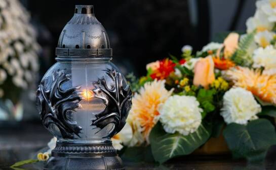 Jakie są różnice między pochówkiem a kremacją w kontekście usług pogrzebowych?