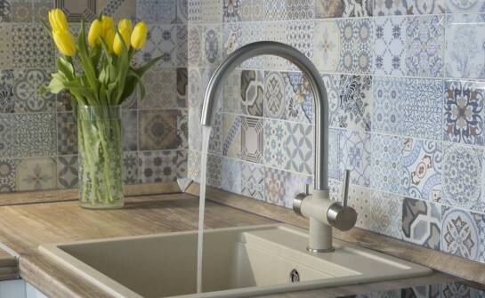 Tradycyjne wzory ręcznie zdobione metodą stempelkową: co oferuje manufaktura?