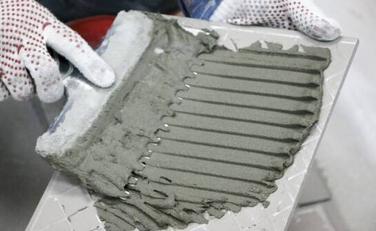 Jak kleje do płytek wpływają na trwałość montażu ceramicznych powierzchni?